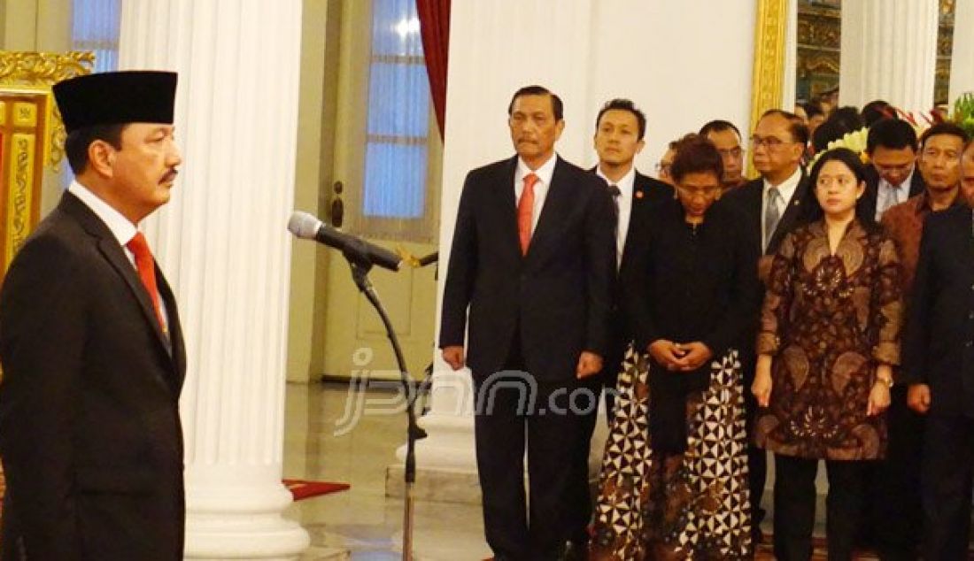 Presiden Joko Widodo melantik Komjen Pol Budi Gunawan sebagai Kepala Badan Intelijen Negara (BIN) di Istana Negara, Jumat (9/9). Foto: Natalia/JPNN.com - JPNN.com