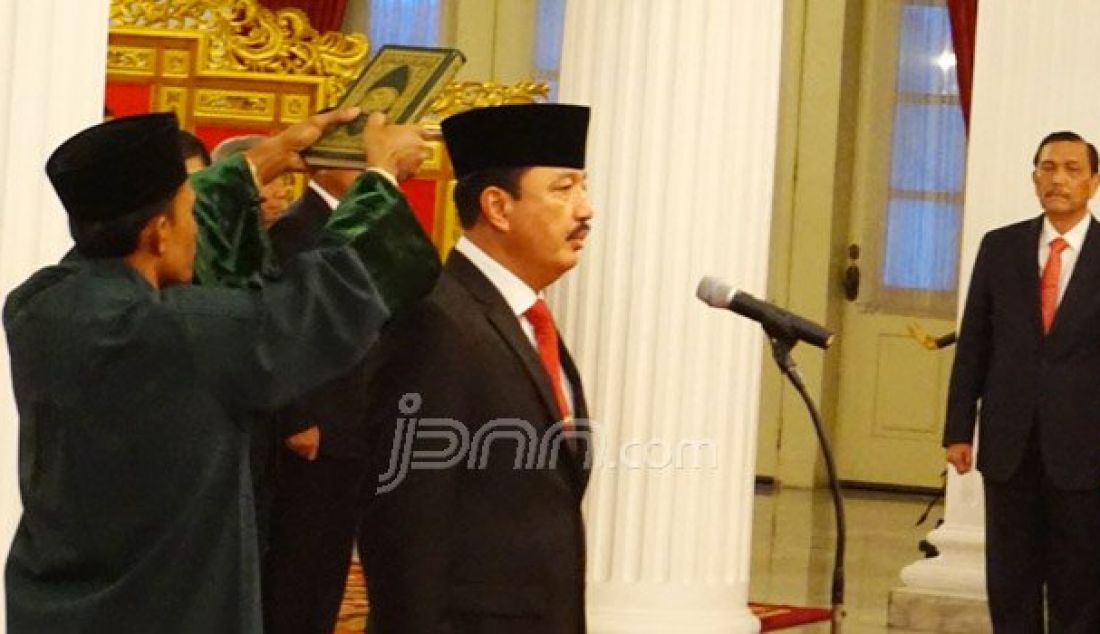 Presiden Joko Widodo melantik Komjen Pol Budi Gunawan sebagai Kepala Badan Intelijen Negara (BIN) di Istana Negara, Jumat (9/9). Foto: Natalia/JPNN.com - JPNN.com