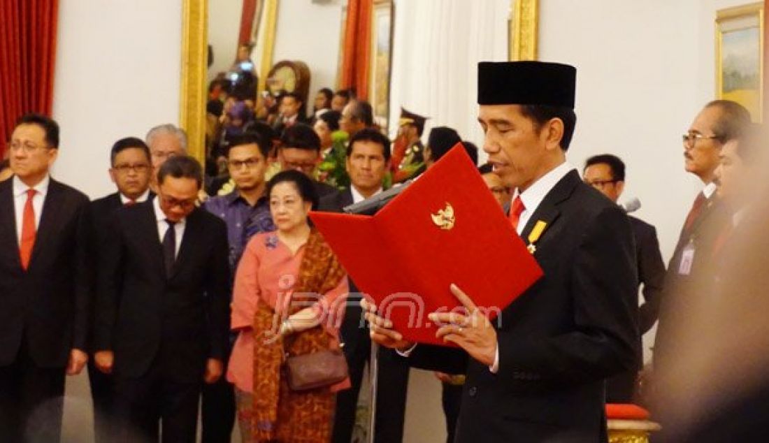 Presiden Joko Widodo melantik Komjen Pol Budi Gunawan sebagai Kepala Badan Intelijen Negara (BIN) di Istana Negara, Jumat (9/9). Foto: Natalia/JPNN.com - JPNN.com