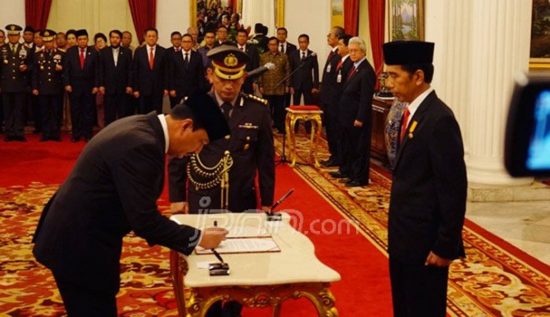 Presiden Joko Widodo melantik Komjen Pol Budi Gunawan sebagai Kepala Badan Intelijen Negara (BIN) di Istana Negara, Jumat (9/9). Foto: Natalia/JPNN.com - JPNN.com