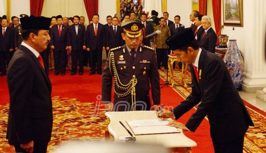 Presiden Joko Widodo melantik Komjen Pol Budi Gunawan sebagai Kepala Badan Intelijen Negara (BIN) di Istana Negara, Jumat (9/9). Foto: Natalia/JPNN.com - JPNN.com