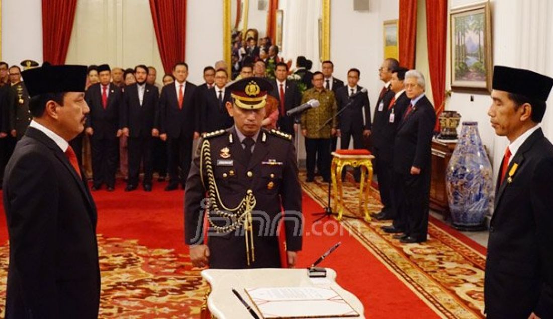 Presiden Joko Widodo melantik Komjen Pol Budi Gunawan sebagai Kepala Badan Intelijen Negara (BIN) di Istana Negara, Jumat (9/9). Foto: Natalia/JPNN.com - JPNN.com