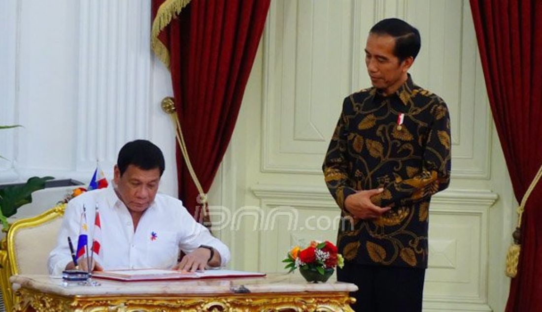 Presiden Joko Widodo saat menyambut kunjungan kenegaraan Presiden Filipina Rodrigo Duterte di Istana Merdeka, Jakarta, Jumat (9/9). Foto: Natalia/JPNN.com - JPNN.com