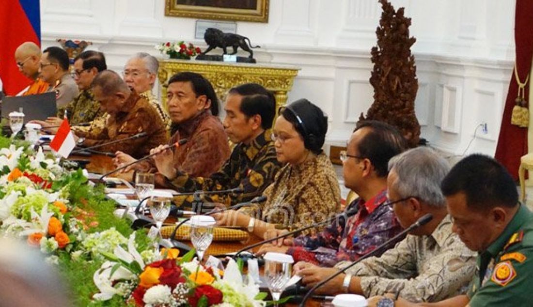 Presiden Joko Widodo dan Presiden Filipina Rodrigo Duterte dalam pertemuan bilateral dan jumpa pers di Istana Merdeka, Jumat (9/9). Foto: Natalia/JPNN.com - JPNN.com