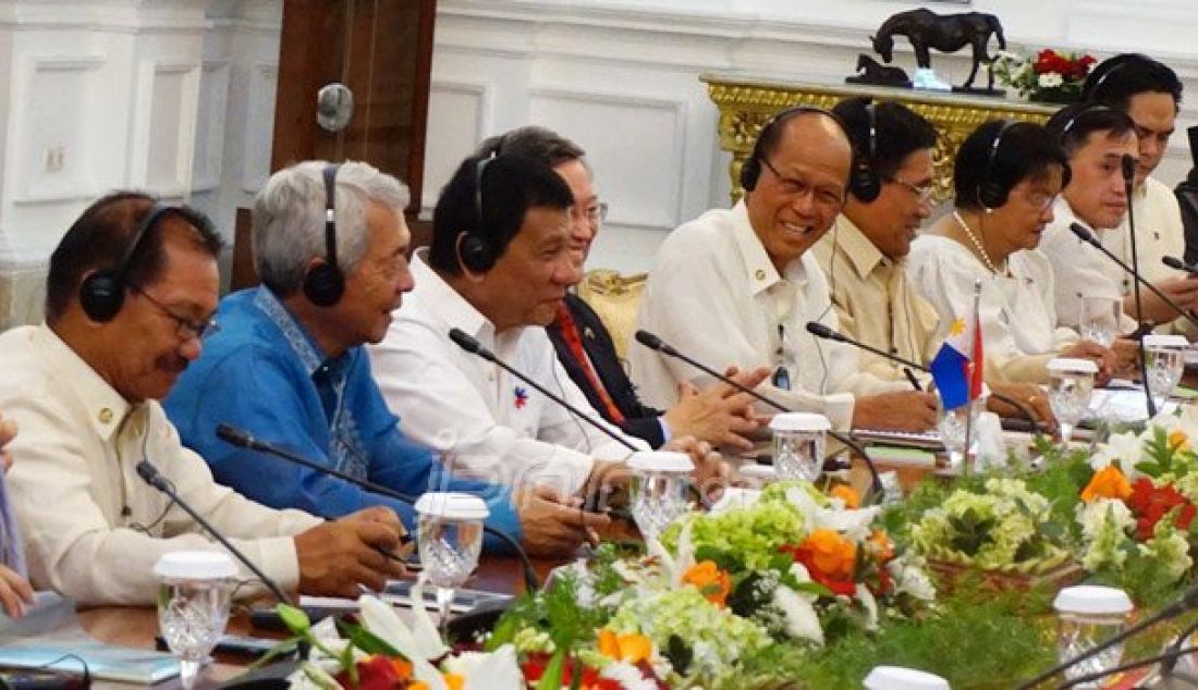 Presiden Joko Widodo dan Presiden Filipina Rodrigo Duterte dalam pertemuan bilateral dan jumpa pers di Istana Merdeka, Jumat (9/9). Foto: Natalia/JPNN.com - JPNN.com