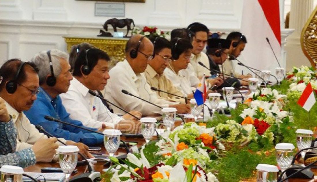 Presiden Joko Widodo dan Presiden Filipina Rodrigo Duterte dalam pertemuan bilateral dan jumpa pers di Istana Merdeka, Jumat (9/9). Foto: Natalia/JPNN.com - JPNN.com