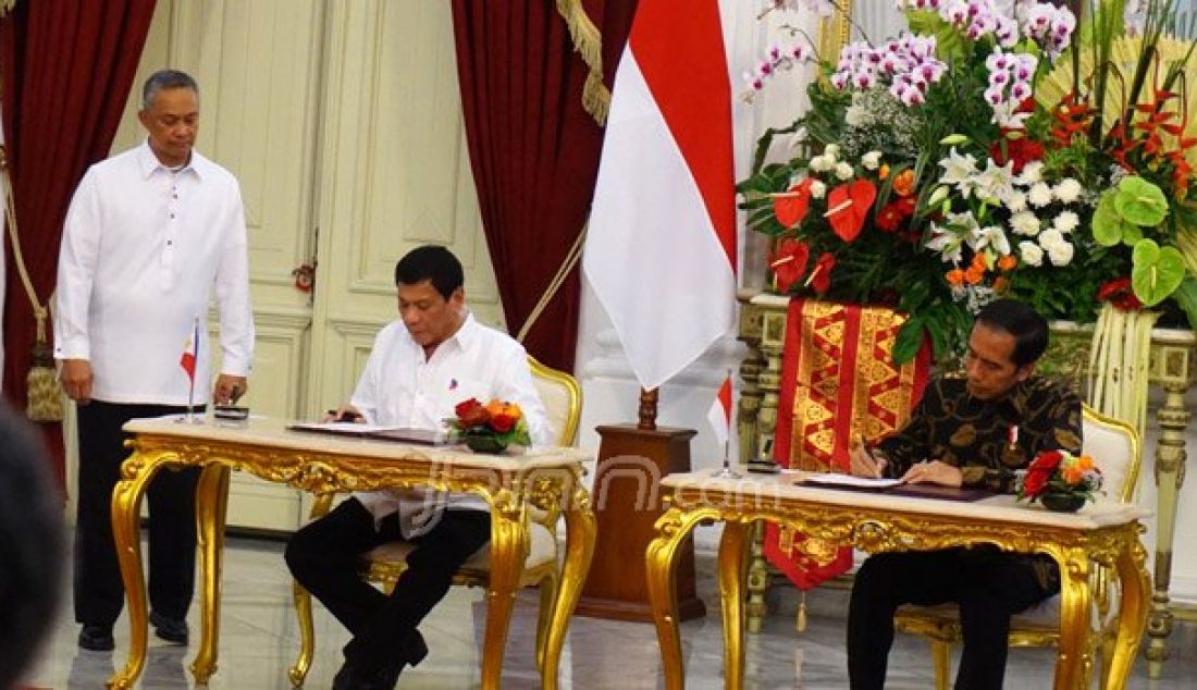 Presiden Joko Widodo dan Presiden Filipina Rodrigo Duterte dalam pertemuan bilateral dan jumpa pers di Istana Merdeka, Jumat (9/9). Foto: Natalia/JPNN.com - JPNN.com