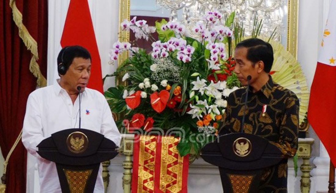 Presiden Joko Widodo dan Presiden Filipina Rodrigo Duterte dalam pertemuan bilateral dan jumpa pers di Istana Merdeka, Jumat (9/9). Foto: Natalia/JPNN.com - JPNN.com