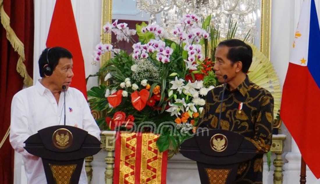 Presiden Joko Widodo dan Presiden Filipina Rodrigo Duterte dalam pertemuan bilateral dan jumpa pers di Istana Merdeka, Jumat (9/9). Foto: Natalia/JPNN.com - JPNN.com