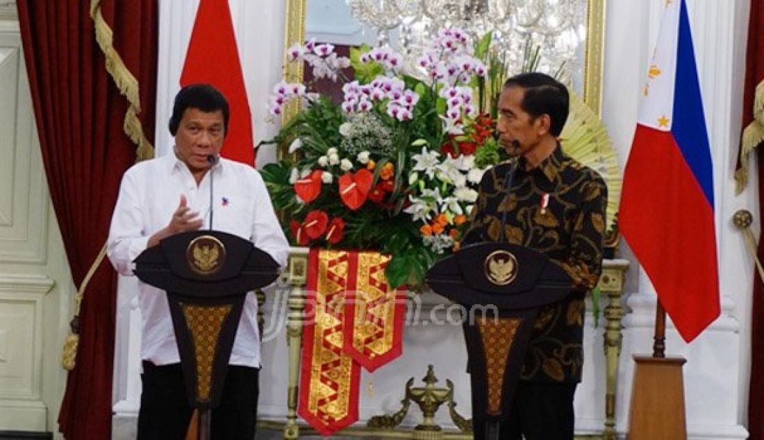 Presiden Joko Widodo dan Presiden Filipina Rodrigo Duterte dalam pertemuan bilateral dan jumpa pers di Istana Merdeka, Jumat (9/9). Foto: Natalia/JPNN.com - JPNN.com