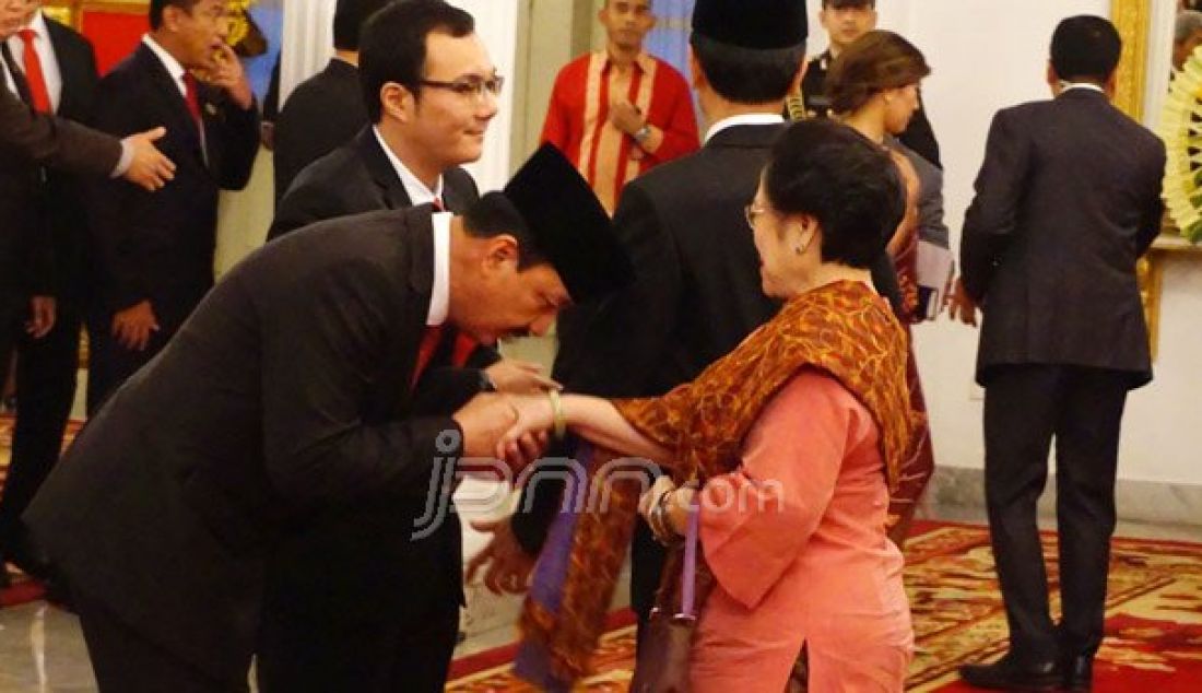 Ketua Umum PDI Perjuangan Megawati Soekarnoputri menyalami Kepala BIN yang baru, Komjen Pol Budi Gunawan usai pelantikan di Istana Negara, Jakarta, Jumat (9/9). Foto: Natalia/JPNN.com - JPNN.com