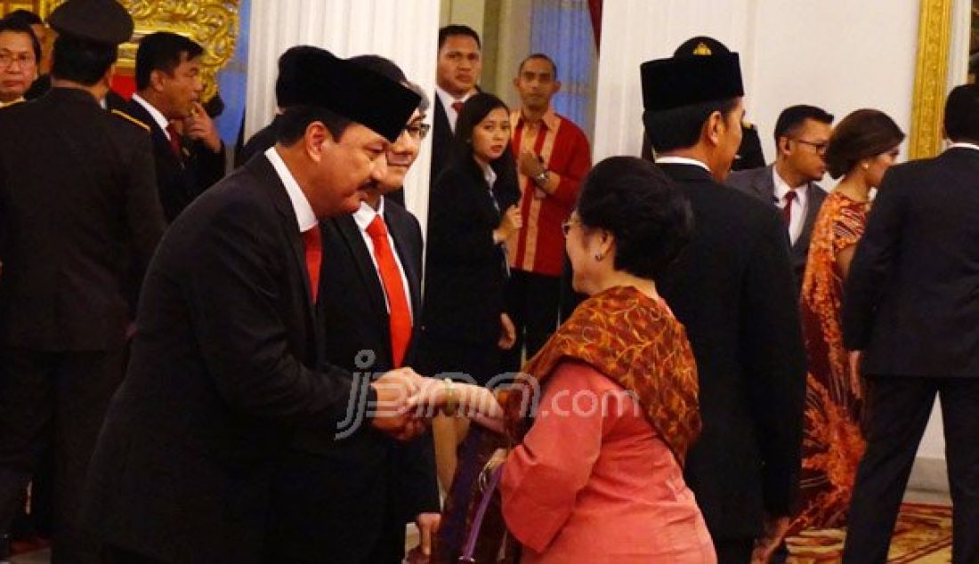 Ketua Umum PDI Perjuangan Megawati Soekarnoputri menyalami Kepala BIN yang baru, Komjen Pol Budi Gunawan usai pelantikan di Istana Negara, Jakarta, Jumat (9/9). Foto: Natalia/JPNN.com - JPNN.com