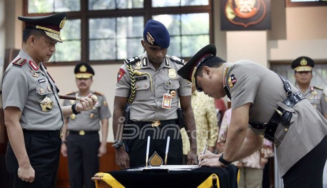 Kapolri Jenderal Pol Tito Karnavian melantik Komisaris Jenderal Syafruddin di Mabes Polri, Jakarta, Sabtu (10/9). Syafruddin menjadi Wakapolri menggantikan Komisaris Jenderal Budi Gunawan. Foto: Ricardo/JPNN.com - JPNN.com