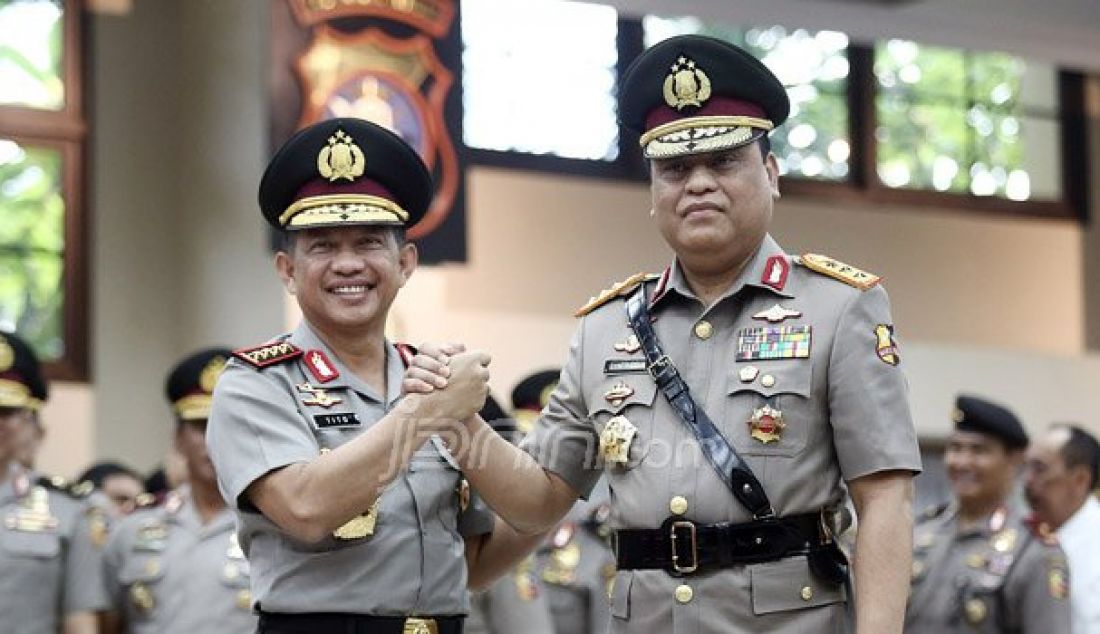 Kapolri Jenderal Pol Tito Karnavian memberikan selamat kepada Wakapolri yang baru, Komisaris Jenderal Syafruddin di Mabes Polri, Jakarta, Sabtu (10/9). Syafruddin menjadi Wakapolri menggantikan Komisaris Jenderal Budi Gunawan. Foto: Ricardo/JPNN.com - JPNN.com