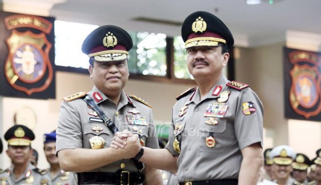 Komjen Pol Budi Gunawan memberikan selamat kepada Wakapolri yang baru, Komisaris Jenderal Syafruddin di Mabes Polri, Jakarta, Sabtu (10/9). Syafruddin menjadi Wakapolri menggantikan Komisaris Jenderal Budi Gunawan. Foto: Ricardo/JPNN.com - JPNN.com