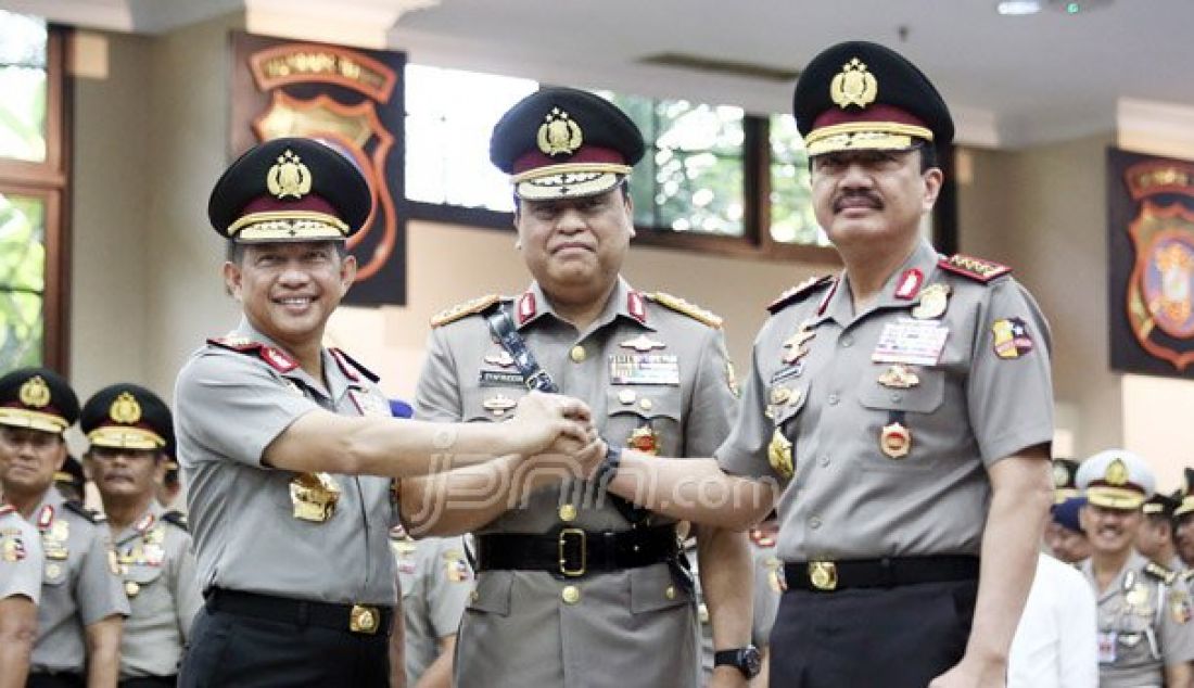 Kapolri Jenderal Pol Tito Karnavian, Komjen Pol Budi Gunawan dan Wakapolri yang baru, Komisaris Jenderal Syafruddin berfoto bersama di Mabes Polri, Jakarta, Sabtu (10/9). Foto: Ricardo/JPNN.com - JPNN.com