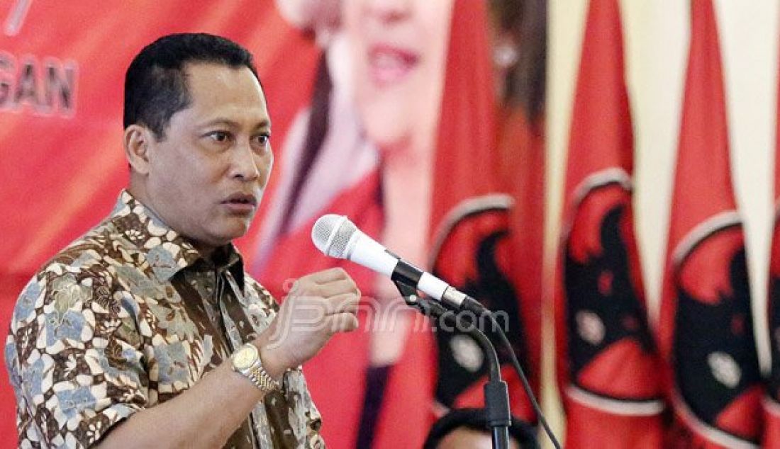 Kepala BNN Budi Waseso saat menyampaikan materi disaksikan Sekjen PDIP Hasto Kristiyanto dan Ketua DPP PDIP Komarudin Watubun pada sekolah calon kepala daerah angkatan ke-2 di Wisma Kinasih, Depok, Jawa Barat, Sabtu (10/9). Foto: Ricardo/JPNN.com - JPNN.com