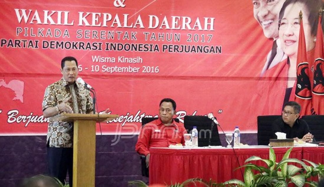 Kepala BNN Budi Waseso saat menyampaikan materi disaksikan Sekjen PDIP Hasto Kristiyanto dan Ketua DPP PDIP Komarudin Watubun pada sekolah calon kepala daerah angkatan ke-2 di Wisma Kinasih, Depok, Jawa Barat, Sabtu (10/9). Foto: Ricardo/JPNN.com - JPNN.com