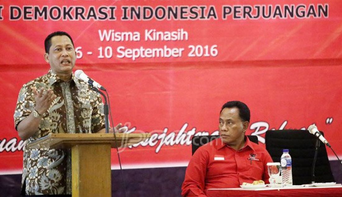 Kepala BNN Budi Waseso saat menyampaikan materi disaksikan Sekjen PDIP Hasto Kristiyanto dan Ketua DPP PDIP Komarudin Watubun pada sekolah calon kepala daerah angkatan ke-2 di Wisma Kinasih, Depok, Jawa Barat, Sabtu (10/9). Foto: Ricardo/JPNN.com - JPNN.com