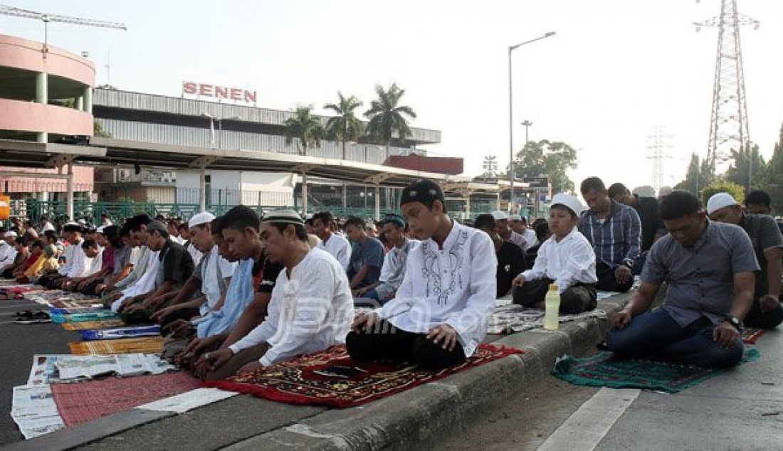 Warga Ibukota saat melaksanakan sholat Idul Adha di Kawasan Stasiun Senen, Jakarta, Senin (9/12). Foto: Ricardo/JPNN.com - JPNN.com