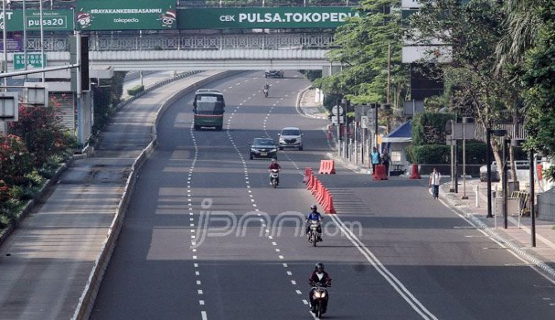 Sejumlah jalan-jalan di Ibu kota DKI Jakarta nampak lengang dari aktifitas, Jakarta, Senin (9/12). Foto: Ricardo/JPNN.com - JPNN.com