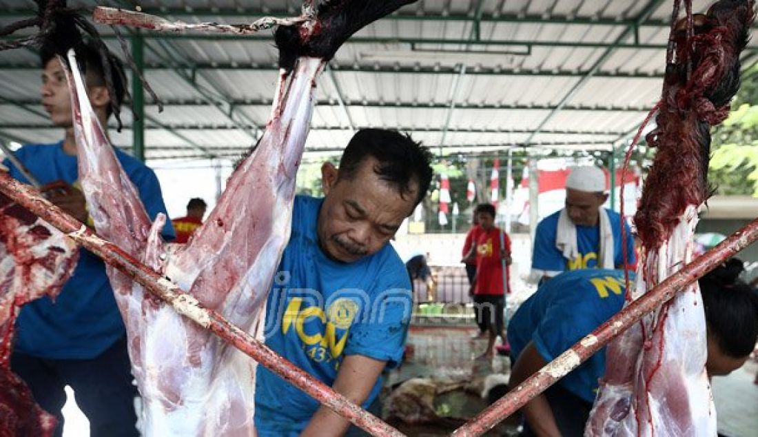 Petugas memotong daging hewan kurban saat perayaan Idul Adha 1437 H di Masjid Cut Meutia, Jakarta, Senin (12/9). Foto: Ricardo/JPNN.com - JPNN.com