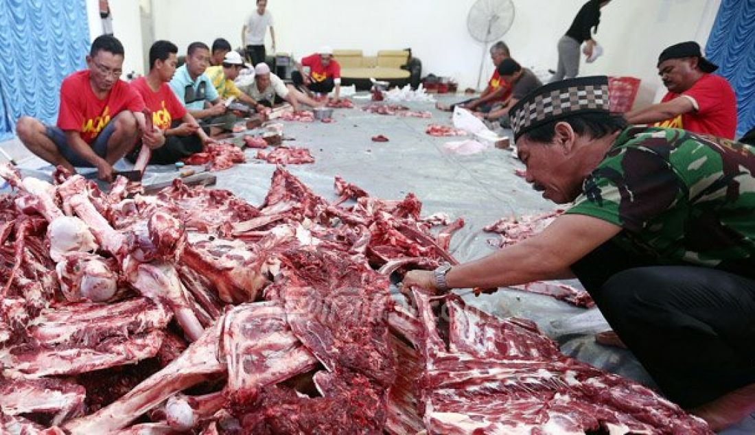 Petugas memotong daging hewan kurban saat perayaan Idul Adha 1437 H di Masjid Cut Meutia, Jakarta, Senin (12/9). Foto: Ricardo/JPNN.com - JPNN.com