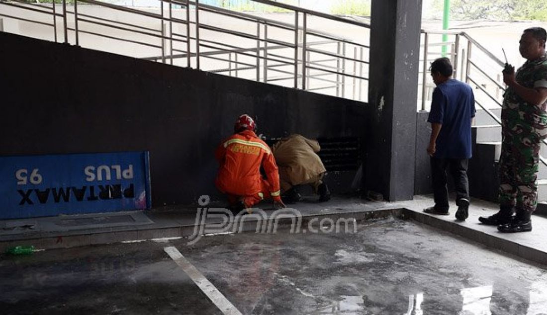 Petugas pemadam kebakaran melakukan pendinginan pada gudang pom bensin yang terbakar di Jalan Abdul Muis, Jakarta, Senin (12/9). Beruntung, petugas dapat menjinakkan api sehingga tidak merembet ke pom bensin yang tepat berada disampingnya. Foto: Ricardo/JPNN.com - JPNN.com