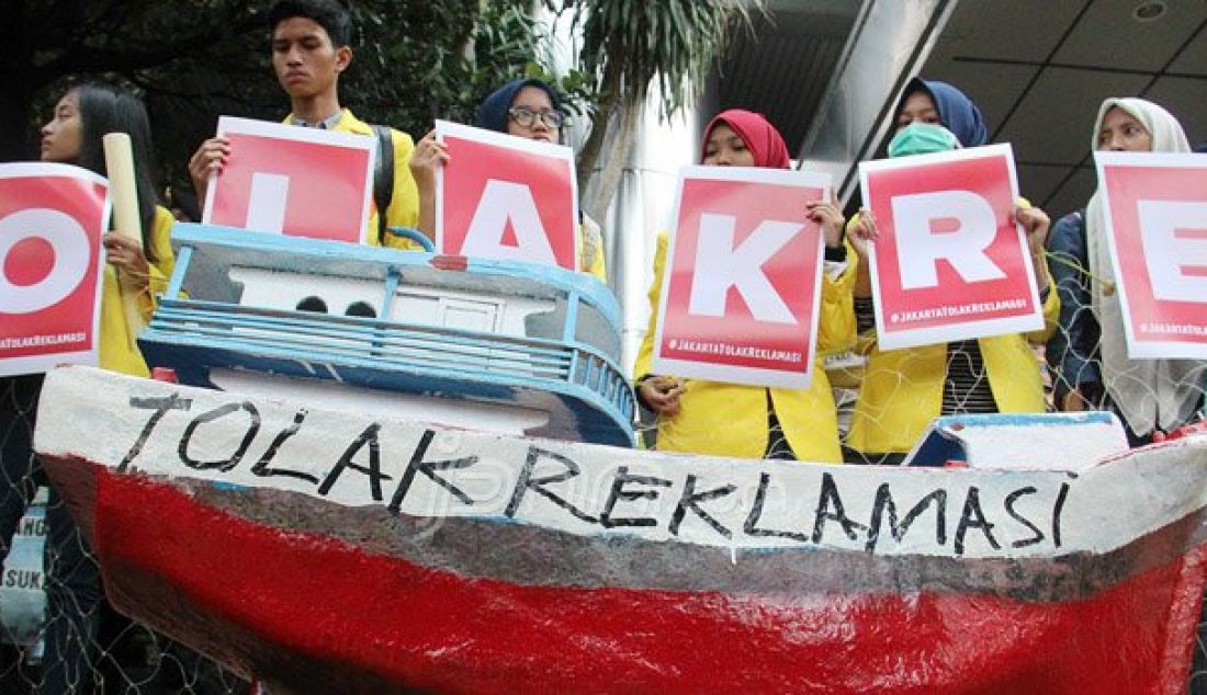Puluhan mahasiswa dan nelayan menggelar unjuk rasa menolak reklamasi teluk Jakarta di depan kantor Menko Maritim, Jakarta, Selasa (13/9). Massa menuntut pemerintah untuk bertindak tegas dan menghentikan proyek tersebut serta pemulihan fungsi lingkungan hidup. Foto: Ricardo/JPNN.com - JPNN.com
