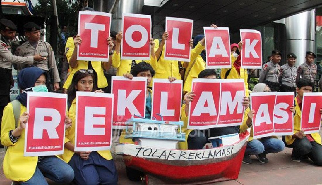 Puluhan mahasiswa dan nelayan menggelar unjuk rasa menolak reklamasi teluk Jakarta di depan kantor Menko Maritim, Jakarta, Selasa (13/9). Massa menuntut pemerintah untuk bertindak tegas dan menghentikan proyek tersebut serta pemulihan fungsi lingkungan hidup. Foto: Ricardo/JPNN.com - JPNN.com