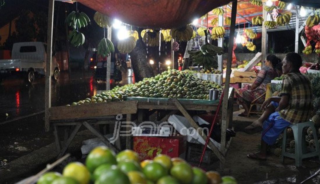 Para pedagang buah di Jl. HB Yasin, Kota Gorontalo mengaku pendapatannya mengalami penurunan drastis, Selasa (13/9). Hal ini terjadi pasca datangnya musim hujan lebat. Foto: Natha/Gorontalo Post - JPNN.com