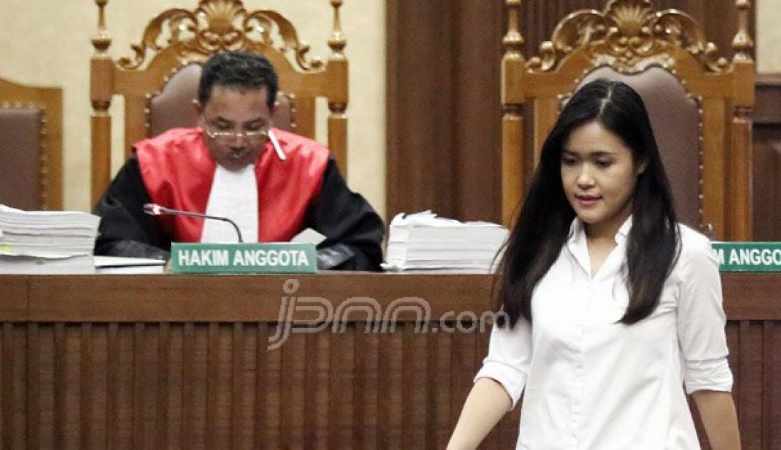 Terdakwa kasus pembunuhan berencana kepada teman kuliahnya, Wayan Mirna Salihin, Jessica Kumala Wongso menjalani sidang lanjutan di Pengadilan Negeri Jakarta Pusat, Rabu (14/9). Sidang tersebut mendengarkan keterangan saksi Ahli dari pihak Jessica. Foto: Ricardo/JPNN.com - JPNN.com