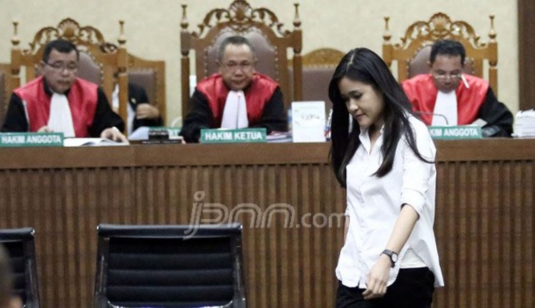 Terdakwa kasus pembunuhan berencana kepada teman kuliahnya, Wayan Mirna Salihin, Jessica Kumala Wongso menjalani sidang lanjutan di Pengadilan Negeri Jakarta Pusat, Rabu (14/9). Sidang tersebut mendengarkan keterangan saksi Ahli dari pihak Jessica. Foto: Ricardo/JPNN.com - JPNN.com