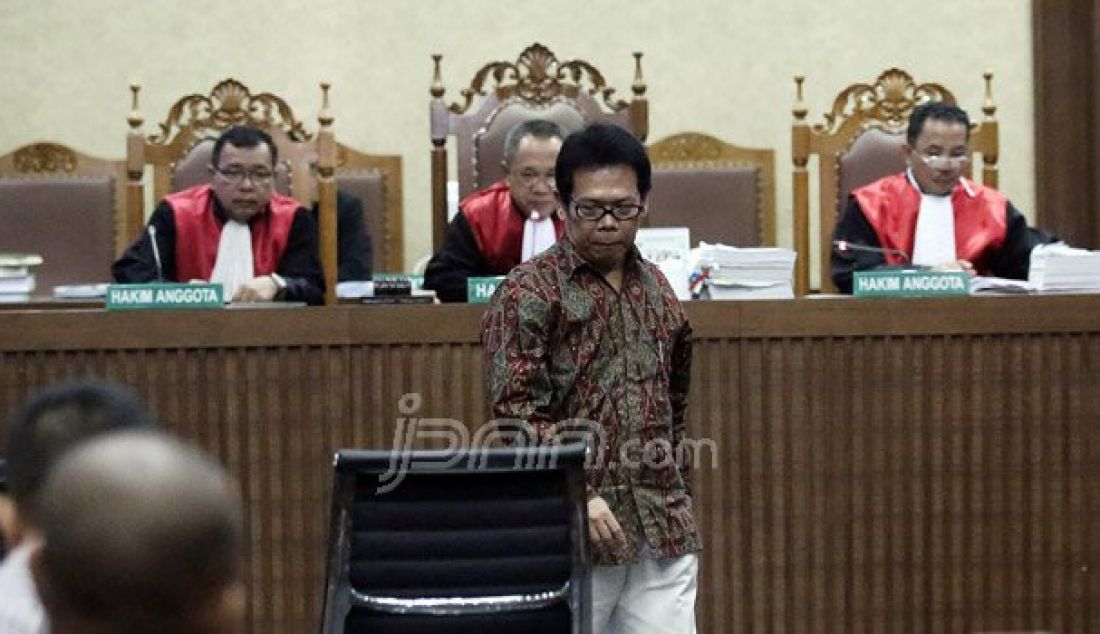 Seorang saksi ahli saat memberikan keterangan pada sidang lanjutan Jessica Kumala Wongso di Pengadilan Negeri Jakarta Pusat, Rabu (14/9). Sidang tersebut mendengarkan keterangan saksi Ahli dari pihak Jessica. Foto: Ricardo/JPNN.com - JPNN.com