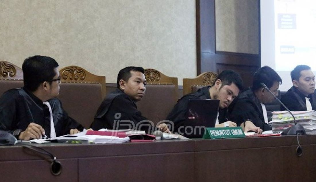 Jaksa Penuntut Umum (JPU) saat mengikuti sidang lanjutan di Pengadilan Negeri Jakarta Pusat, Rabu (14/9). Sidang tersebut mendengarkan keterangan saksi Ahli dari pihak Jessica. Foto: Ricardo/JPNN.com - JPNN.com