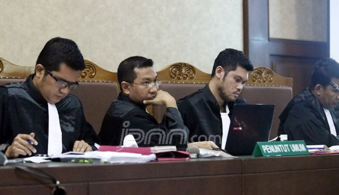 Jaksa Penuntut Umum (JPU) saat mengikuti sidang lanjutan di Pengadilan Negeri Jakarta Pusat, Rabu (14/9). Sidang tersebut mendengarkan keterangan saksi Ahli dari pihak Jessica. Foto: Ricardo/JPNN.com - JPNN.com