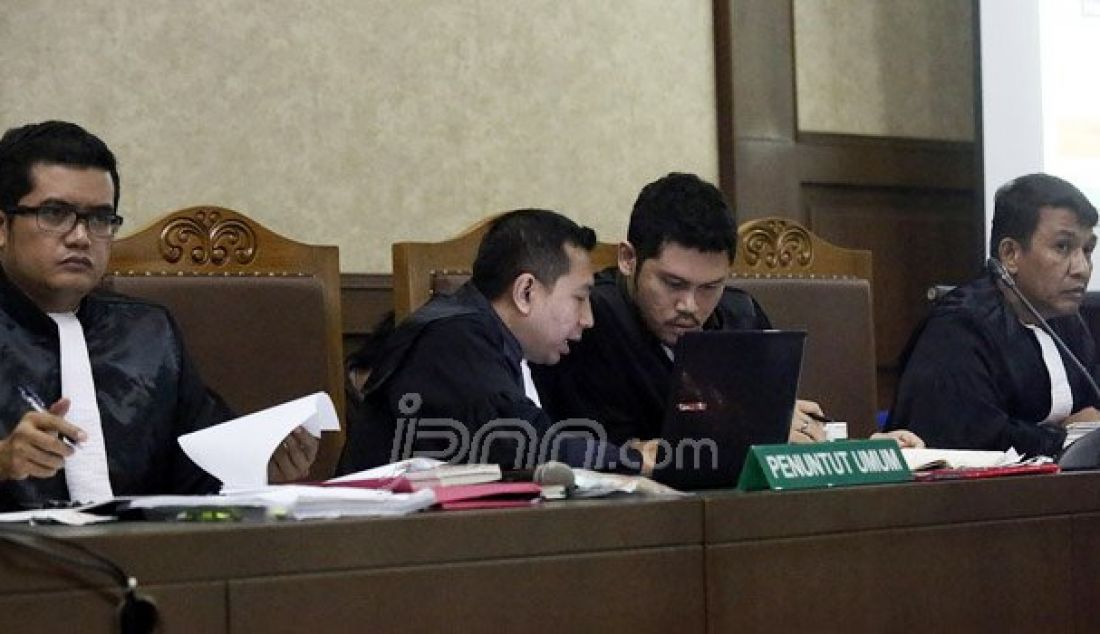 Jaksa Penuntut Umum (JPU) saat mengikuti sidang lanjutan di Pengadilan Negeri Jakarta Pusat, Rabu (14/9). Sidang tersebut mendengarkan keterangan saksi Ahli dari pihak Jessica. Foto: Ricardo/JPNN.com - JPNN.com