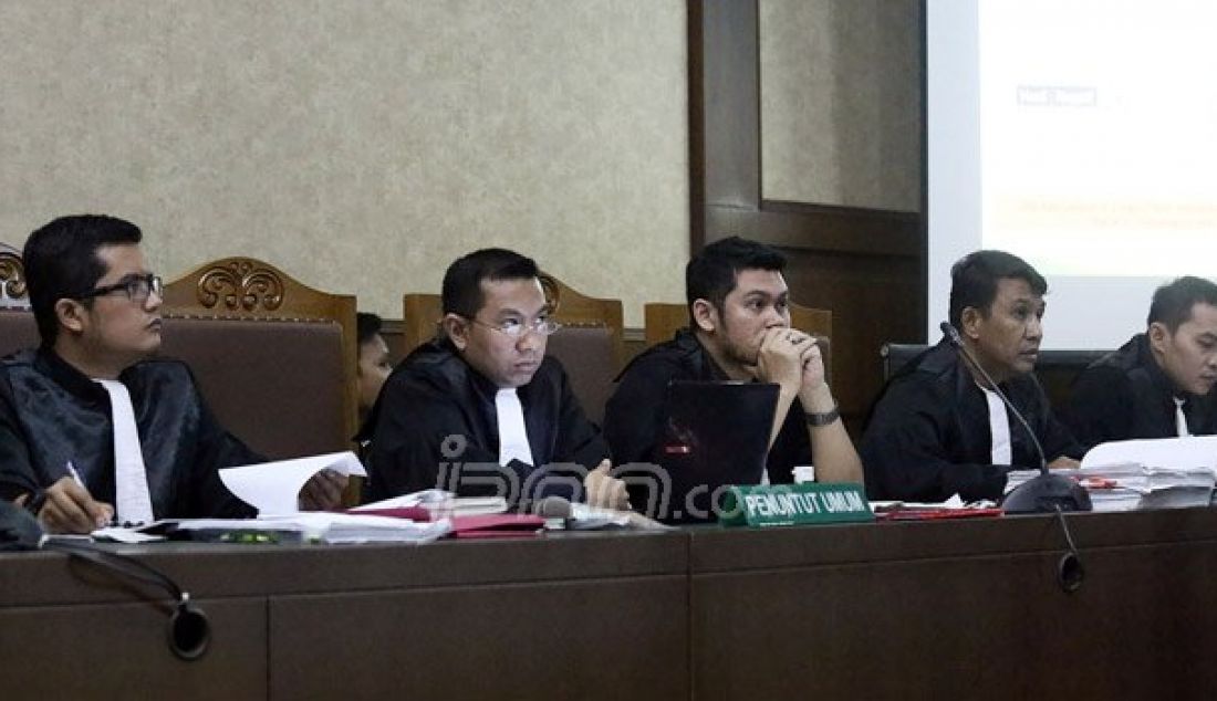 Jaksa Penuntut Umum (JPU) saat mengikuti sidang lanjutan di Pengadilan Negeri Jakarta Pusat, Rabu (14/9). Sidang tersebut mendengarkan keterangan saksi Ahli dari pihak Jessica. Foto: Ricardo/JPNN.com - JPNN.com