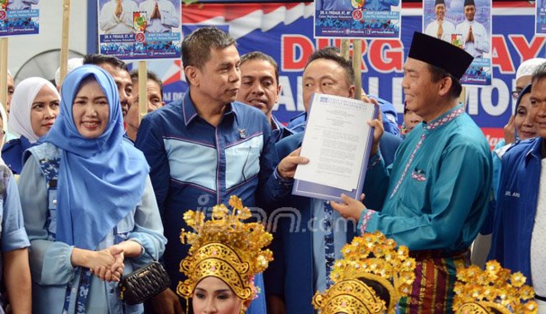 Sekjen partai Demokrat Hinca IP Pandjaitan saat memberikan surat kuasa rekomendasi kepada pasangan calon Walikota Pekanbaru Firdaus, Jakarta, Rabu (14/9). Pasangan Firdaus-ayat kembali di rekomendasikan partai Demokrat karena dianggap kompak dan solid. Foto: Ricardo/JPNN.com - JPNN.com