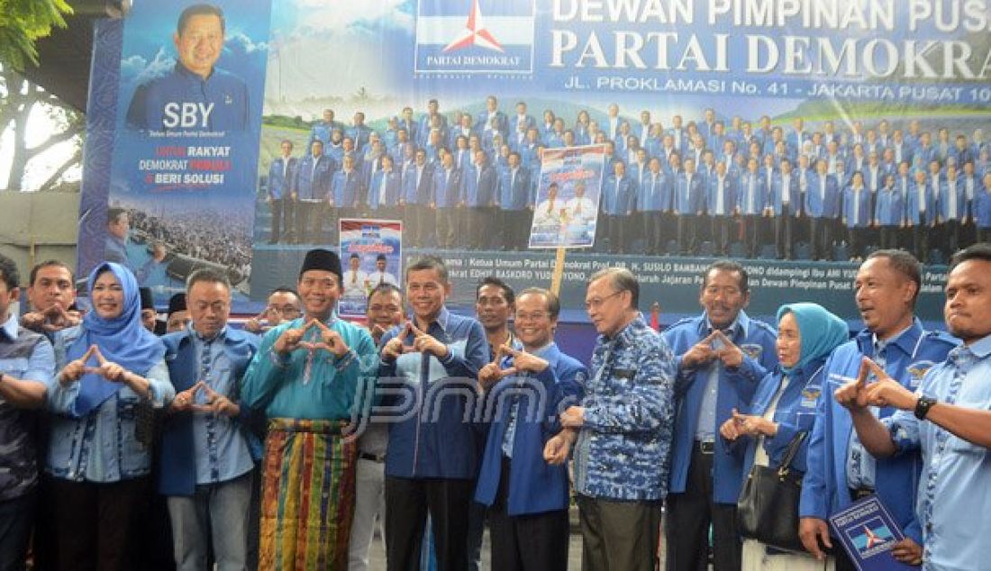 Sekjen partai Demokrat Hinca IP Pandjaitan saat memberikan surat kuasa rekomendasi kepada pasangan calon Walikota Pekanbaru Firdaus, Jakarta, Rabu (14/9). Pasangan Firdaus-ayat kembali di rekomendasikan partai Demokrat karena dianggap kompak dan solid. Foto: Ricardo/JPNN.com - JPNN.com