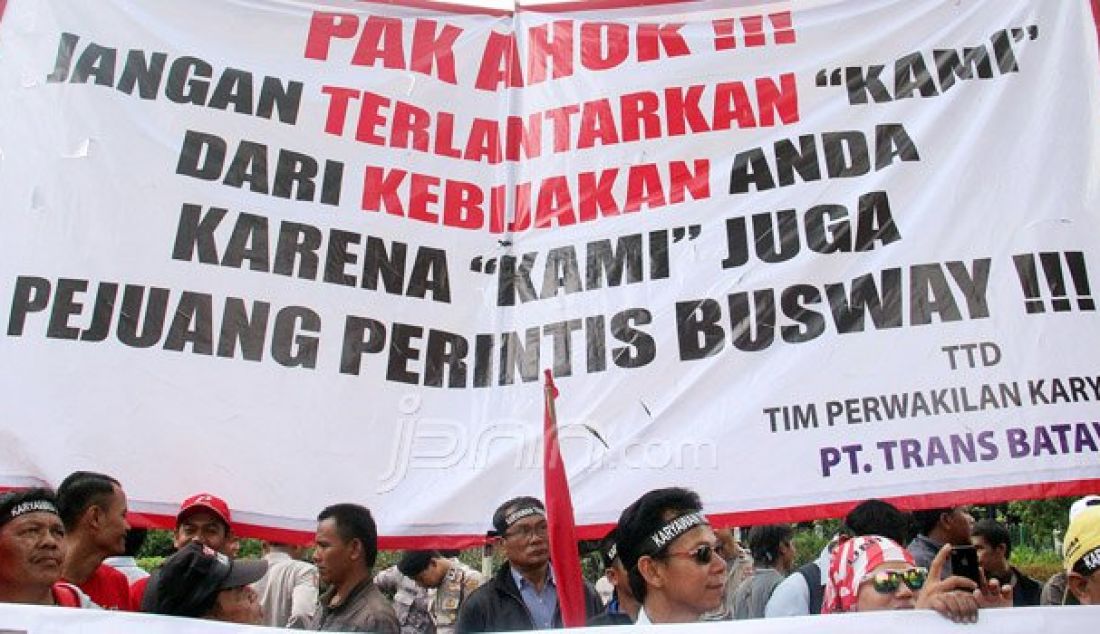 Pekerja PT Trans Batavia tergabung dalam Federasi Buruh Transportasi Pelabuhan Indonesia (FBTPI) beraksi di depan Balai Kota, Jakarta, Rabu (14/9). Massa mendesak Gubernur DKI Jakarta menfasilitasi dan mendesak pemegang saham PT Trans Batavia menyelesaikan hak-hak pekerja. Foto: Ricardo/JPNN.com - JPNN.com