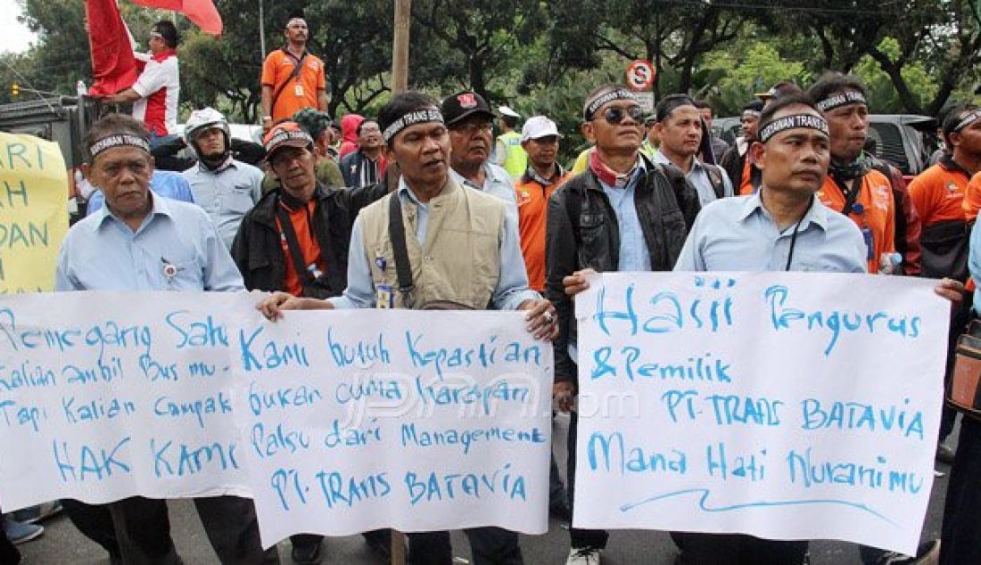 Pekerja PT Trans Batavia tergabung dalam Federasi Buruh Transportasi Pelabuhan Indonesia (FBTPI) beraksi di depan Balai Kota, Jakarta, Rabu (14/9). Massa mendesak Gubernur DKI Jakarta menfasilitasi dan mendesak pemegang saham PT Trans Batavia menyelesaikan hak-hak pekerja. Foto: Ricardo/JPNN.com - JPNN.com