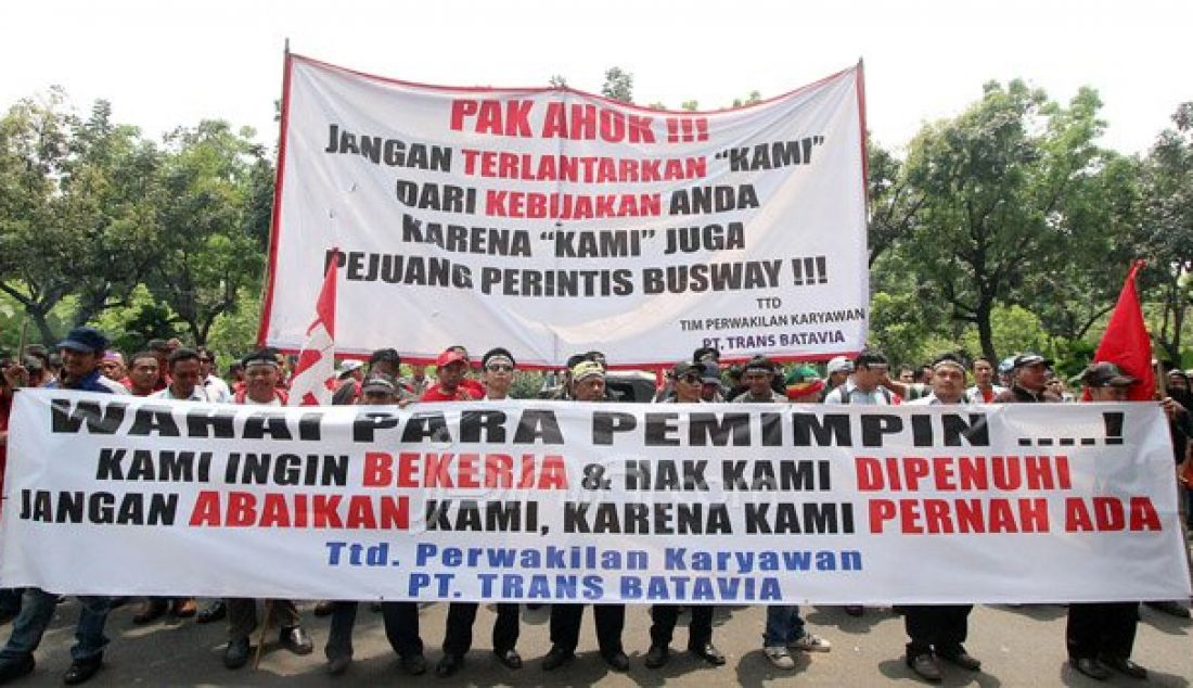 Pekerja PT Trans Batavia tergabung dalam Federasi Buruh Transportasi Pelabuhan Indonesia (FBTPI) beraksi di depan Balai Kota, Jakarta, Rabu (14/9). Massa mendesak Gubernur DKI Jakarta menfasilitasi dan mendesak pemegang saham PT Trans Batavia menyelesaikan hak-hak pekerja. Foto: Ricardo/JPNN.com - JPNN.com