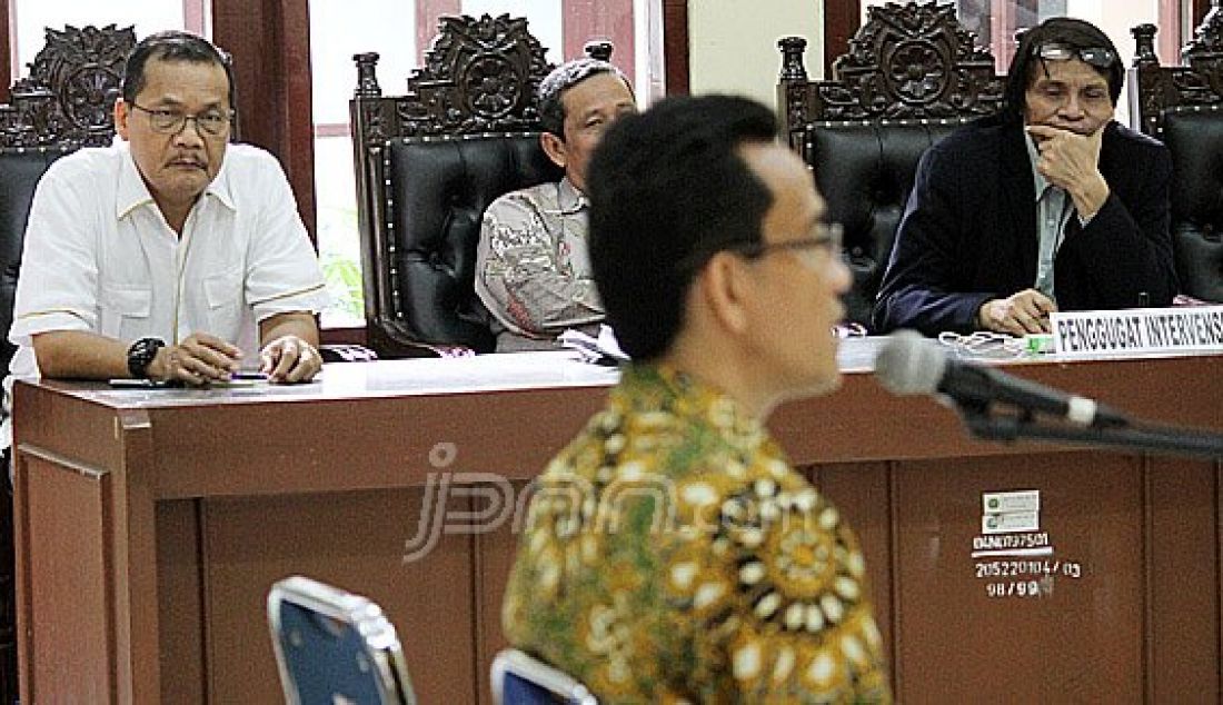 Plt DPP Partai Golkar Joeslin Nasution didampingi kuasa hukum saat mendengarkan keterangan saksi ahli Pakar Hukum Tata Negara Refly Harun di PTUN, Jakarta, Rabu (14/9). Refly beranggapan penerbitan SK pengesahahan oleh menkumham terhadap pengurusan partai Golkar telah melampaui kewenanangan. Foto : Ricardo/JPNN.com - JPNN.com