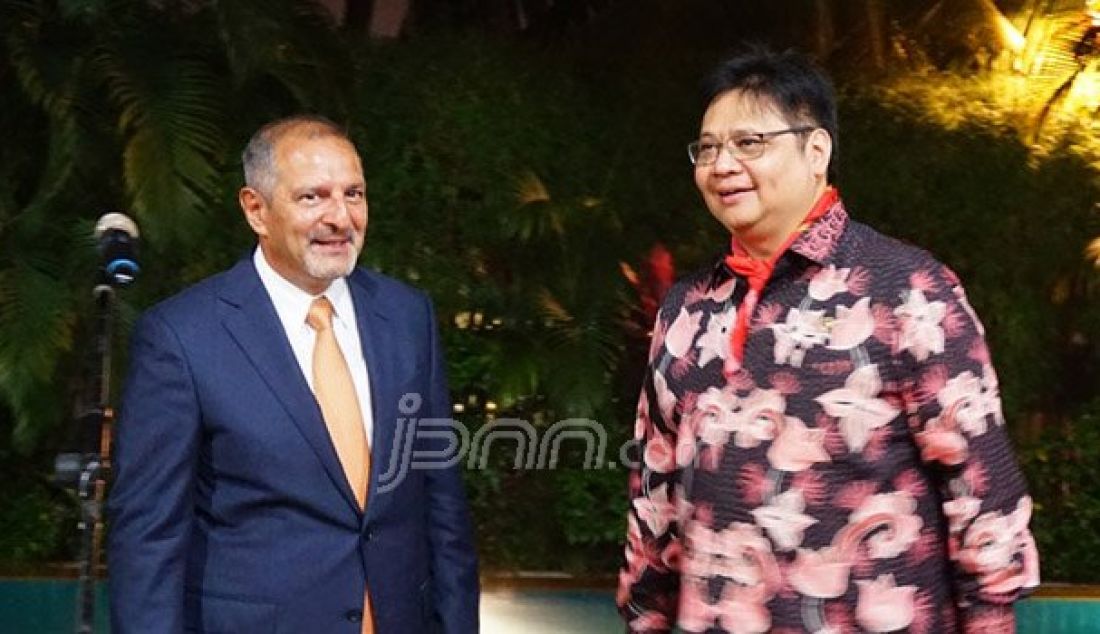 Duta Besar Meksiko untuk Indonesia Federico Salas Lotfe dan Menteri Perindustrian Airlangga Hartarto saat peringatan HUT Kemerdekaan Meksiko ke 206 di kediaman dinas Duta Besar Meksiko untuk Indonesia, Kamis (15/9). Foto: Natalia/JPNN.com - JPNN.com