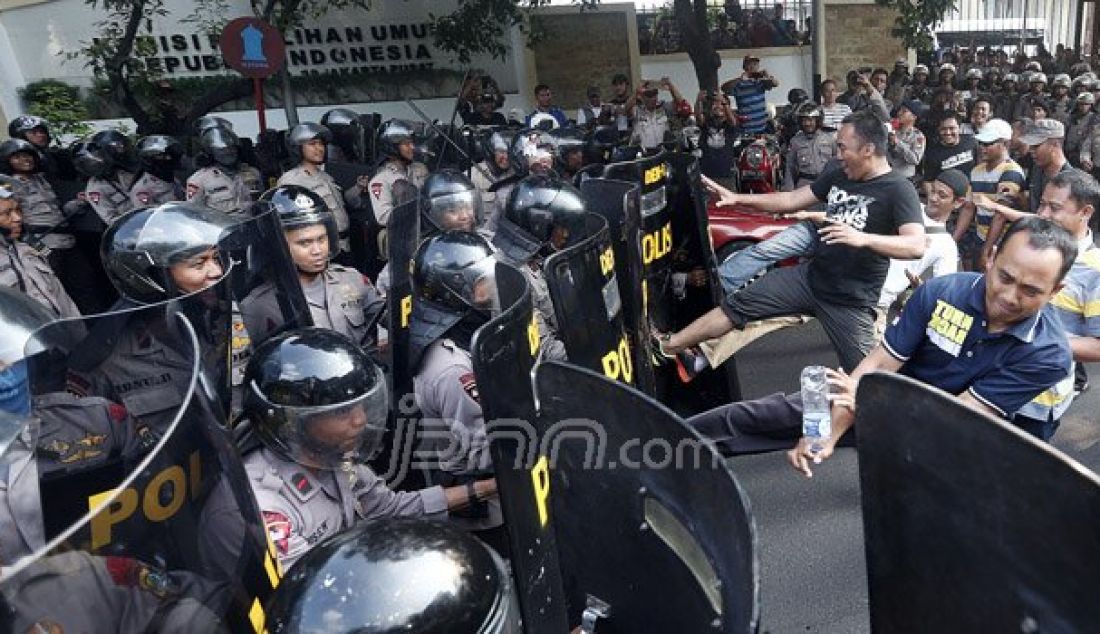 Tim Gabungan Polda Metro Jaya melakukan simulasi pengamanan Pilkada Serentak 2017 di Kantor KPU Pusat, Jakarta, Jumat (16/9). Foto: Ricardo/JPNN.com - JPNN.com