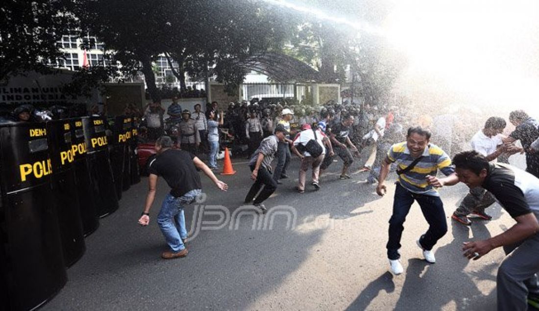 Tim Gabungan Polda Metro Jaya melakukan simulasi pengamanan Pilkada Serentak 2017 di Kantor KPU Pusat, Jakarta, Jumat (16/9). Foto: Ricardo/JPNN.com - JPNN.com