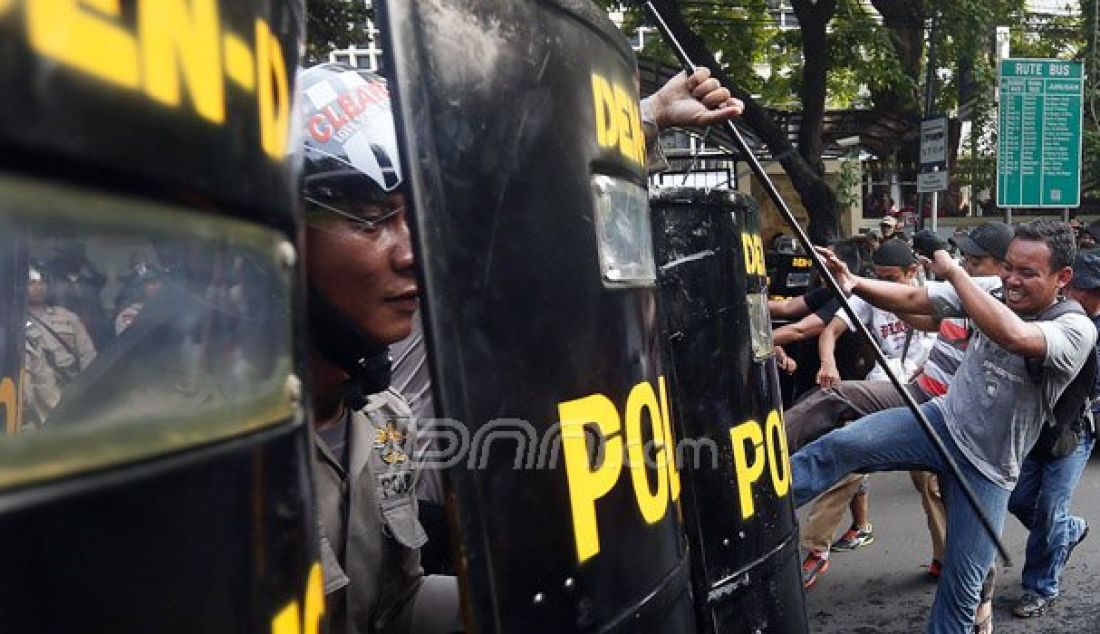 Tim Gabungan Polda Metro Jaya melakukan simulasi pengamanan Pilkada Serentak 2017 di Kantor KPU Pusat, Jakarta, Jumat (16/9). Foto: Ricardo/JPNN.com - JPNN.com