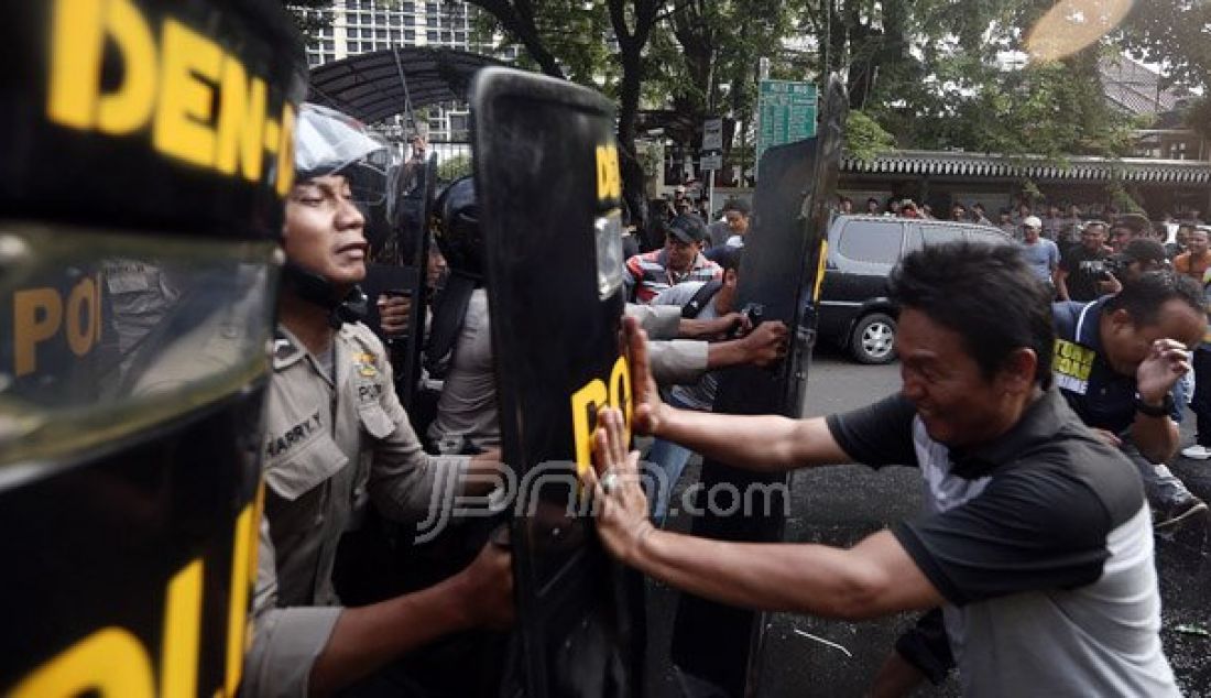 Tim Gabungan Polda Metro Jaya melakukan simulasi pengamanan Pilkada Serentak 2017 di Kantor KPU Pusat, Jakarta, Jumat (16/9). Foto: Ricardo/JPNN.com - JPNN.com