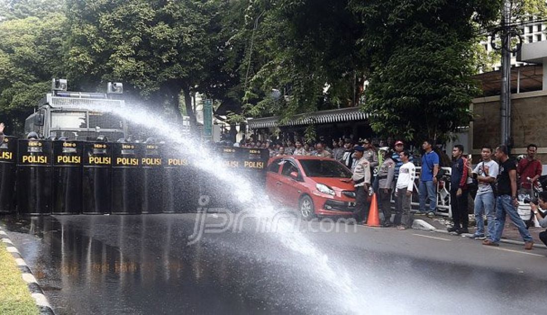 Tim Gabungan Polda Metro Jaya melakukan simulasi pengamanan Pilkada Serentak 2017 di Kantor KPU Pusat, Jakarta, Jumat (16/9). Foto: Ricardo/JPNN.com - JPNN.com